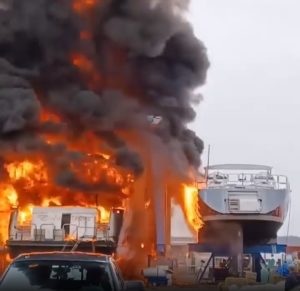 Video &#8211; Dos yates de lujo quedan destruidos por un incendio en el muelle de Portsmouth