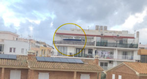 Un vecino de la localidad de Castell en Menorca ha decidido guardar su lancha de 6 metros de eslora en la terraza de su tercer piso