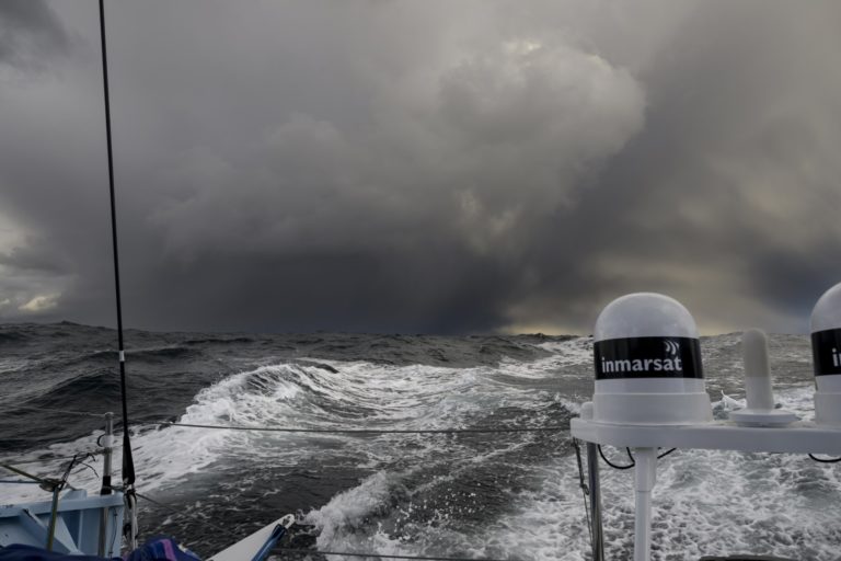The Ocean Race 2022-23 - 28 de marzo de 2023, Biotherm cruzando Ciudad del Cabo en el día 30 de la Etapa 3.
